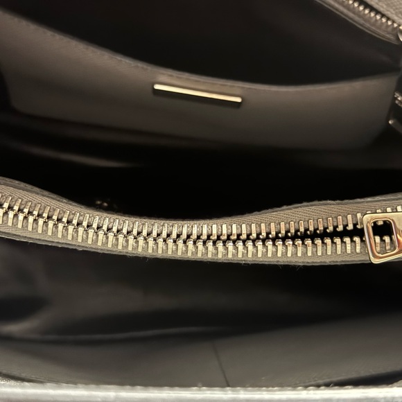 Prada - Picture 9 of 17